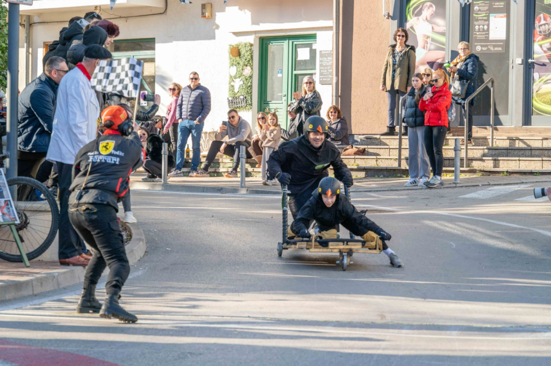 Vodička pokladna tradicija: 3 velika praščića pobjednici trke karića na balinjere