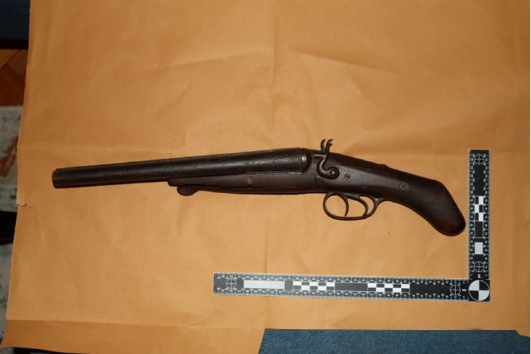 Policija u zagrebačkom stanu našla narko-laboratorij, hrpu droge i - kuburu!