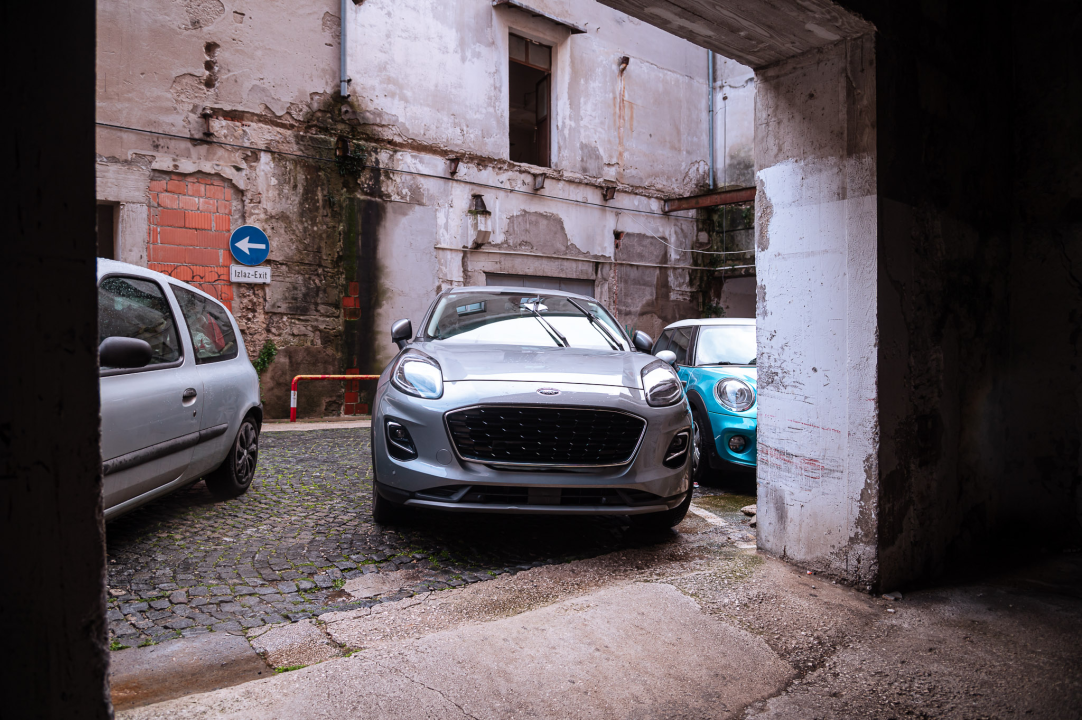 Ovako se to ne radi: Parkiran automobil blokirao ulaz u Šarinu pekaru