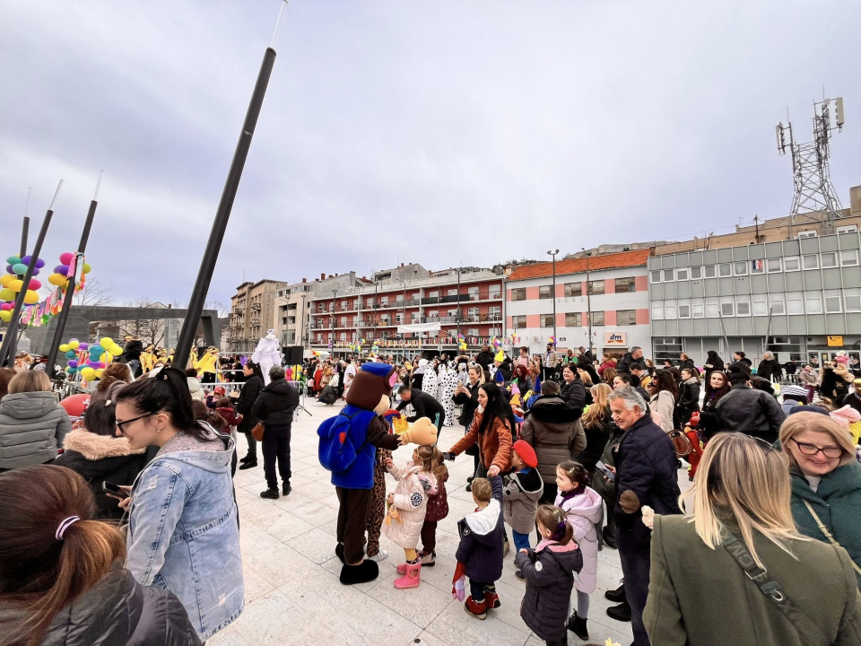 Karnevalska povorka prošetala Kninom: Krnjo ovaj put nije zapaljen, ali je dobro izlupan