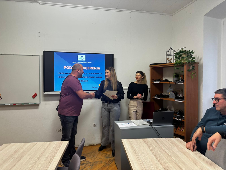 FOTO Ulaganje u znanje se isplati: Polaznici POU Šibenik uspješno završili programe i primili svoja uvjerenja