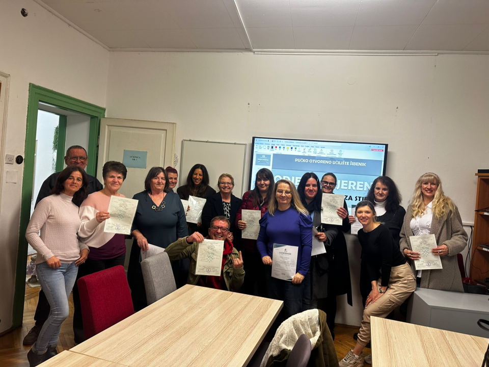 FOTO Ulaganje u znanje se isplati: Polaznici POU Šibenik uspješno završili programe i primili svoja uvjerenja