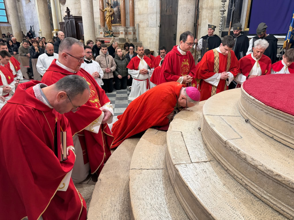 Veliki petak u katedrali sv. Jakova: 'Krist je dragovoljno ušao u smrt da bi čovjeku donio život'