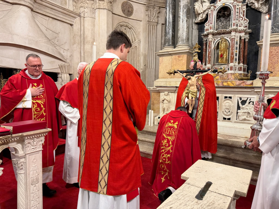 Veliki petak u katedrali sv. Jakova: 'Krist je dragovoljno ušao u smrt da bi čovjeku donio život'