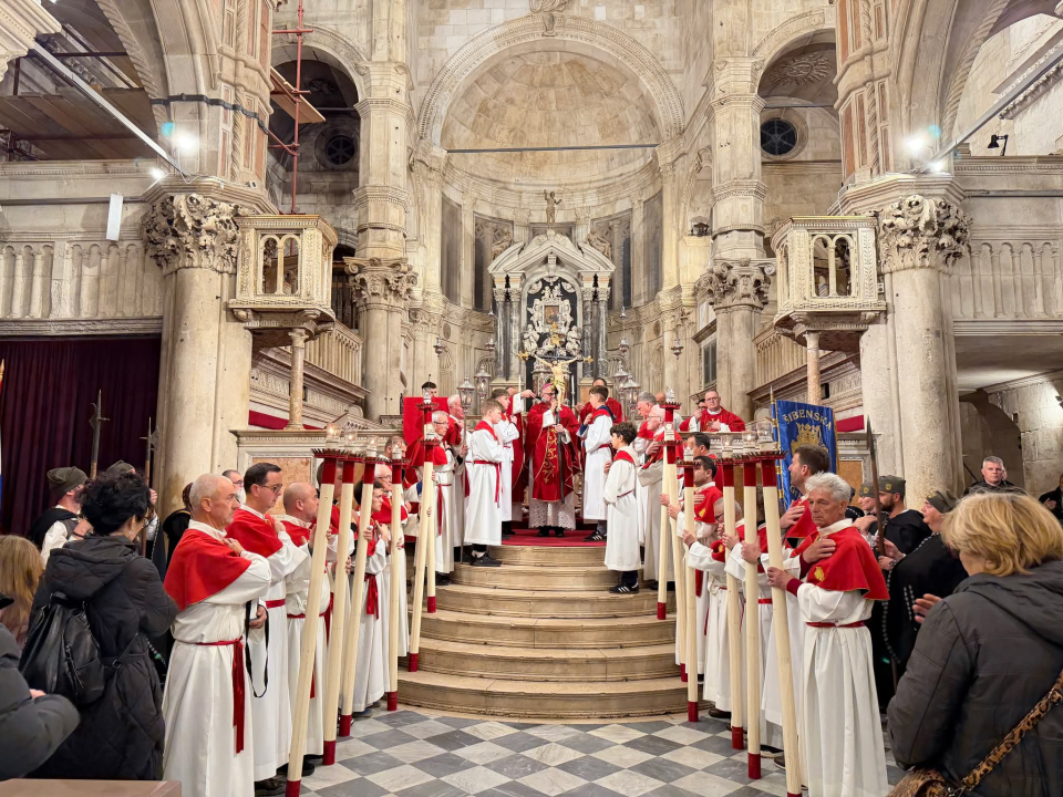 Veliki petak u katedrali sv. Jakova: 'Krist je dragovoljno ušao u smrt da bi čovjeku donio život'