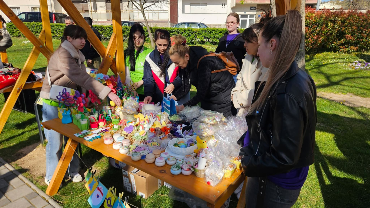 Od meda, pogača do dekoracija: Bogata ponuda na uskrsnom sajmu u Kninu