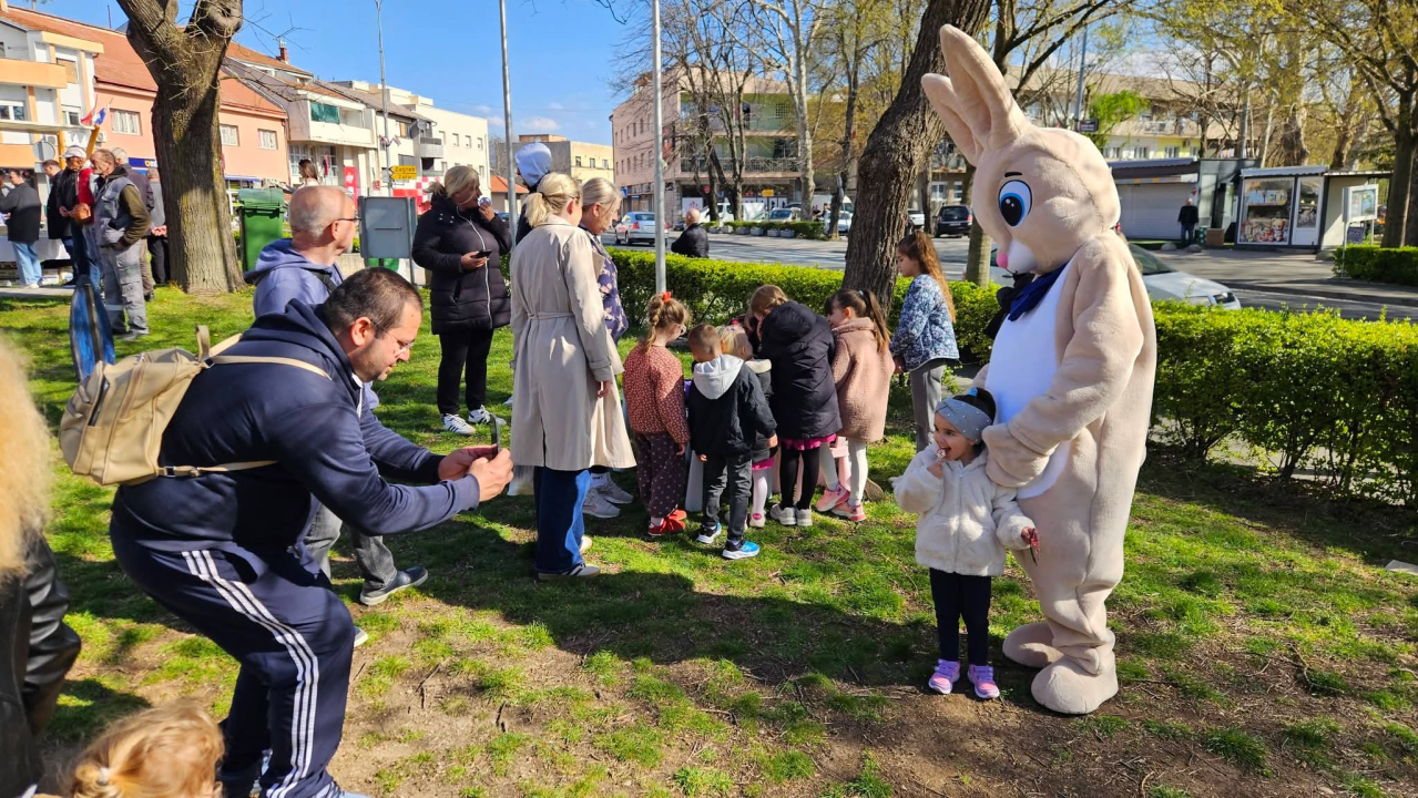 Od meda, pogača do dekoracija: Bogata ponuda na uskrsnom sajmu u Kninu