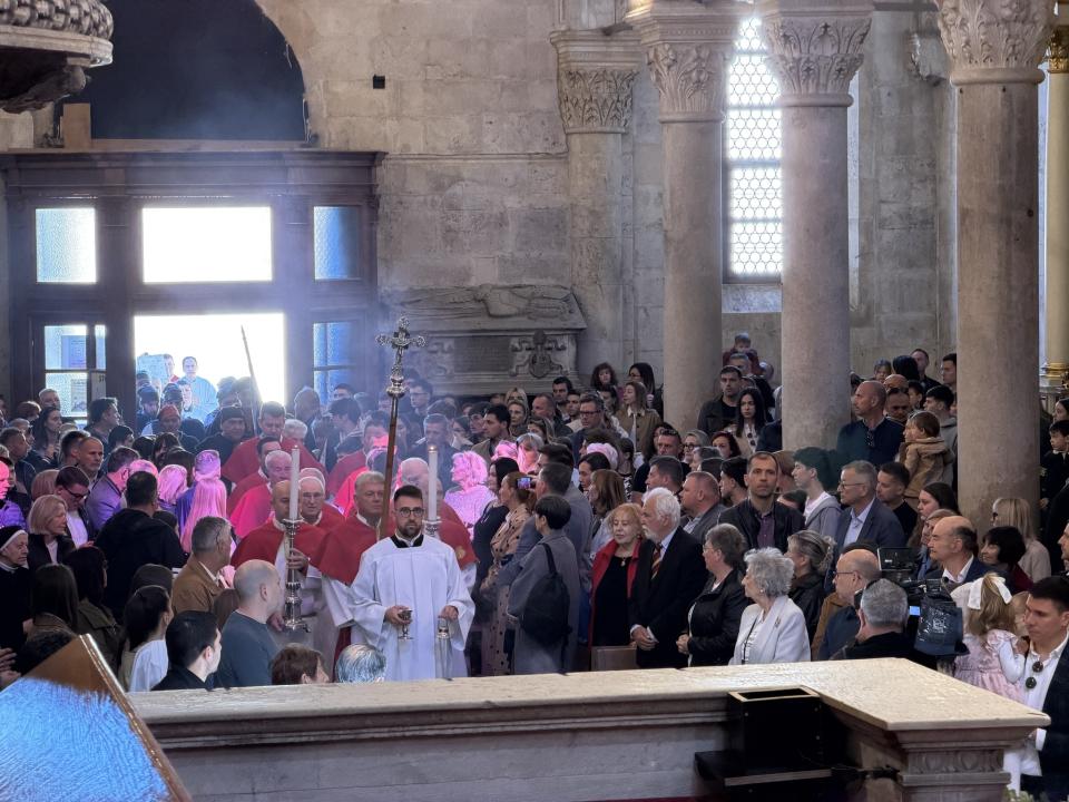 FOTO Proslavljen Uskrs u katedrali sv. Jakova