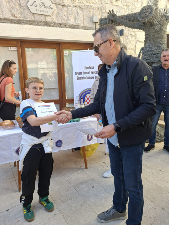 Mali Ukrajinac Grgo Gryshylo pobijedio na vodičkom turniru u tucanju jaja, najljepšu pisanicu ima Franciska Garić