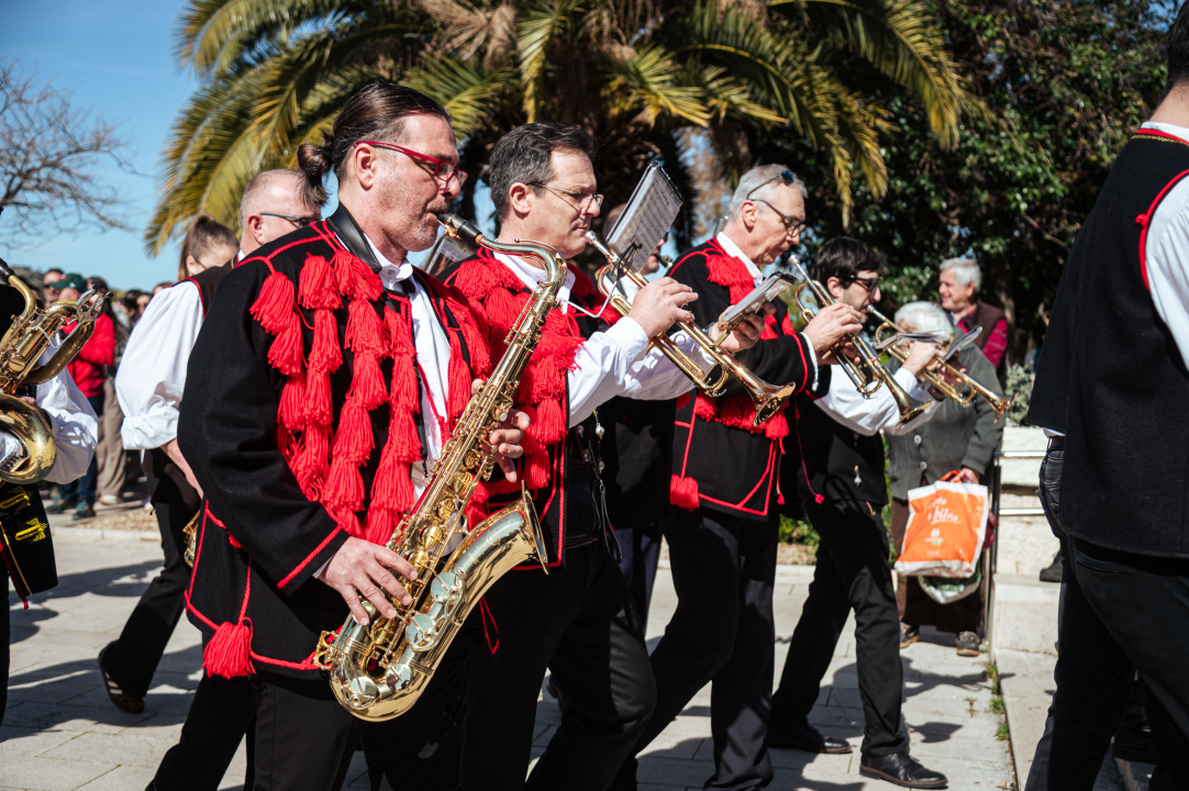 FOTO Obrtnici i ove godine pripremili uskrsni doručak u Šibeniku, glavna zvijezda bila je mega fritaja