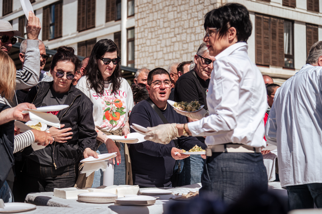 FOTO Obrtnici i ove godine pripremili uskrsni doručak u Šibeniku, glavna zvijezda bila je mega fritaja