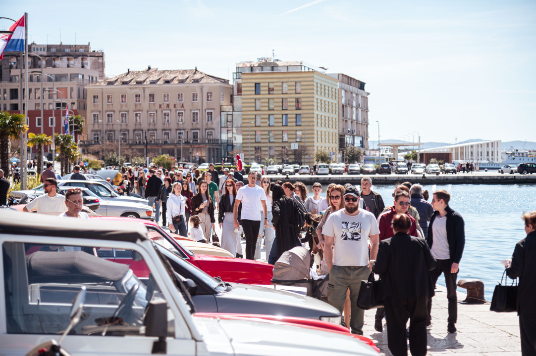 FOTO Obrtnici i ove godine pripremili uskrsni doručak u Šibeniku, glavna zvijezda bila je mega fritaja