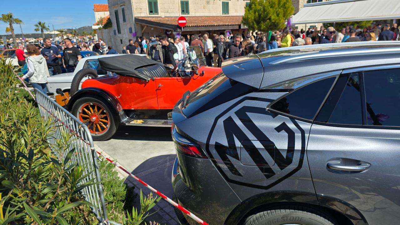 Uskrs u Rogoznici donio spoj tradicije i gastronomije: Izložba oldtimera oduševila mještane i goste