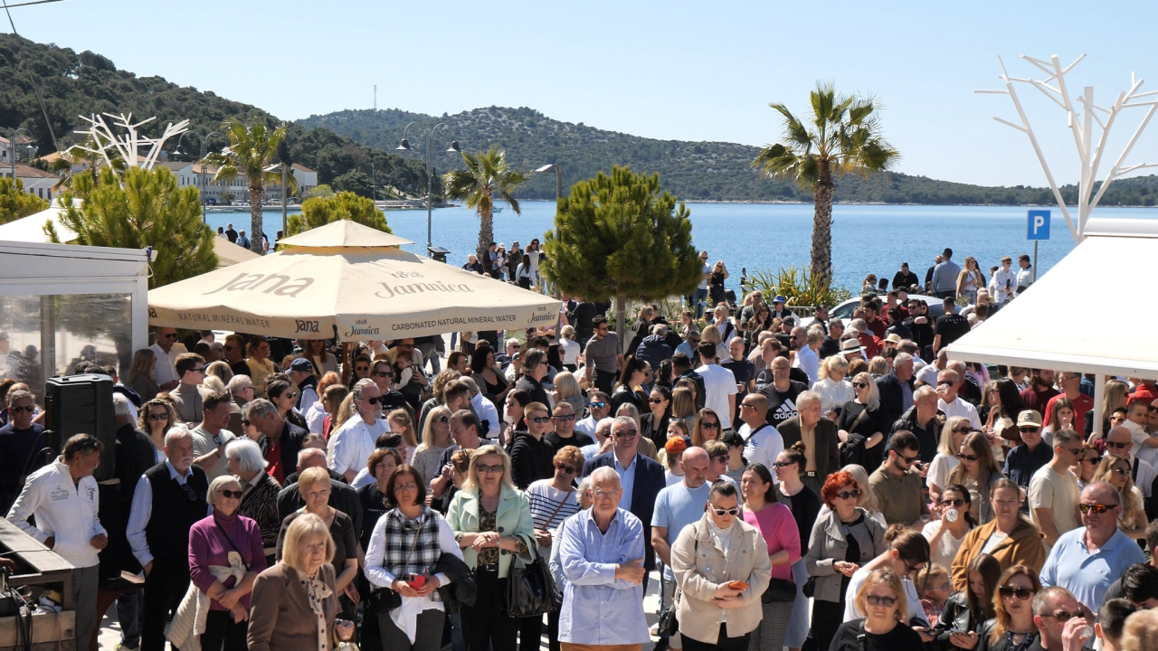 Uskrs u Rogoznici donio spoj tradicije i gastronomije: Izložba oldtimera oduševila mještane i goste