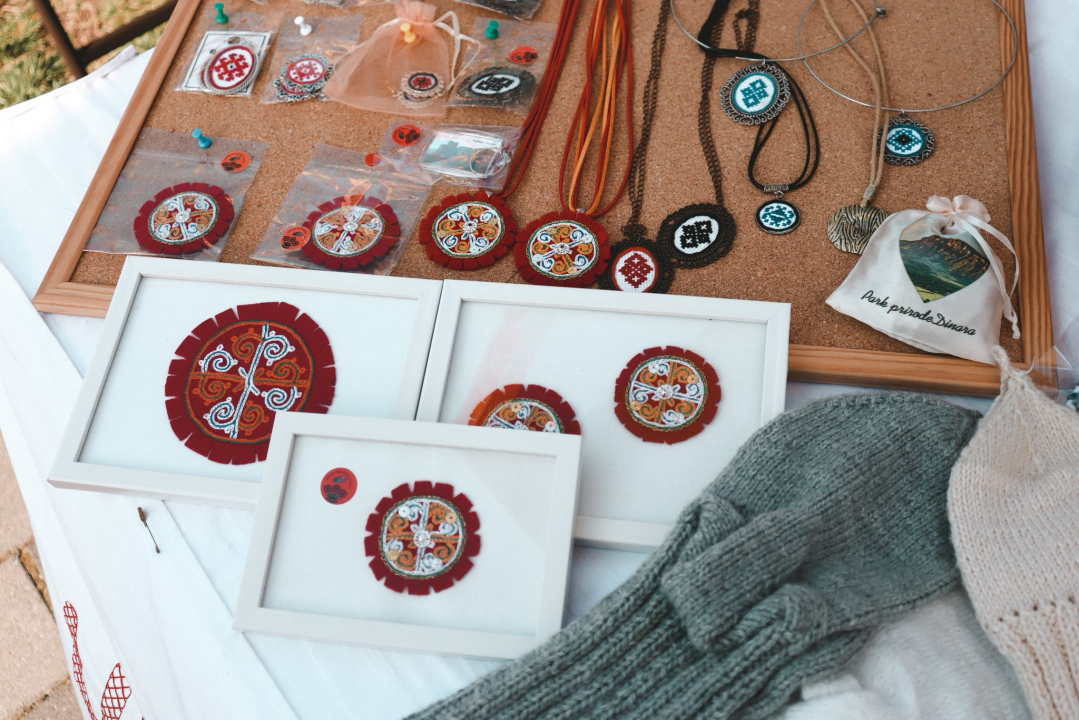 Proljetni ugođaj u središtu Knina: Uskrni sajam okupio brojne građane i posjetitelje