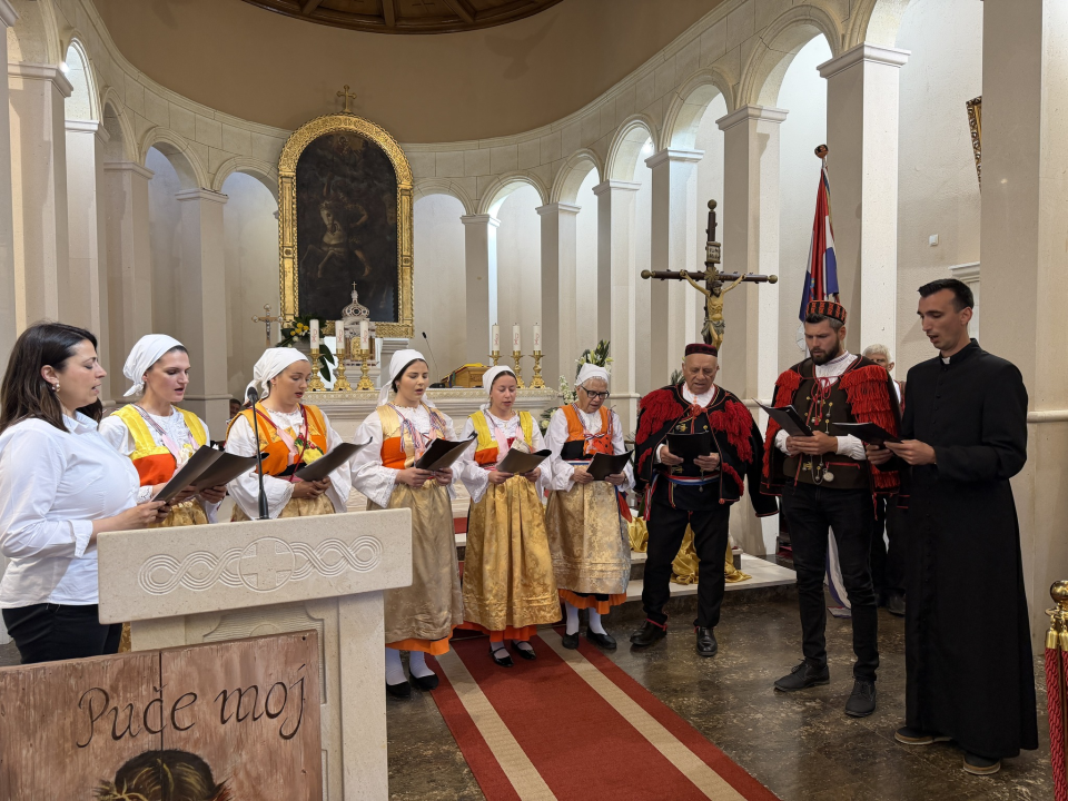 Smotra izvornog pučkog crkvenog pjevanja Šibenske biskupije održana u Primoštenu