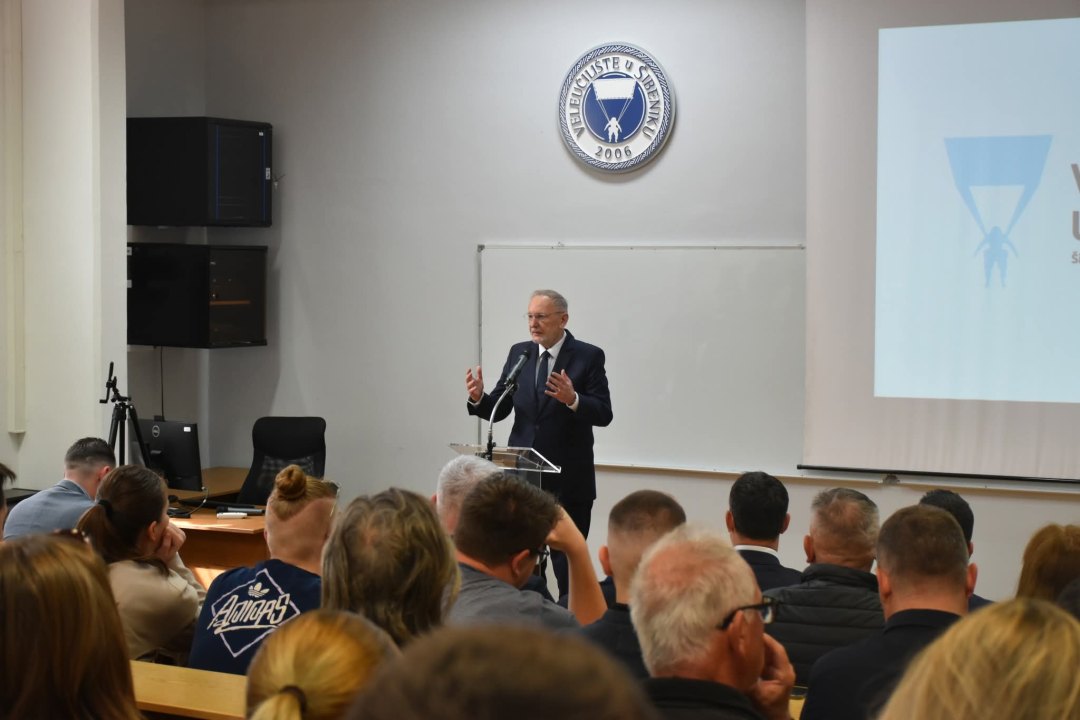 Ministar Božinović sa studentima VUŠ-a razgovarao dva sata, bez galame. Evo o čemu.