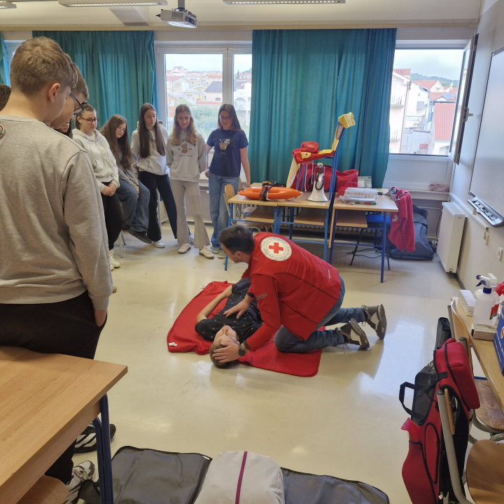 Sedmaši iz OŠ Vodice sudjelovali u edukaciji o postupcima prve pomoći
