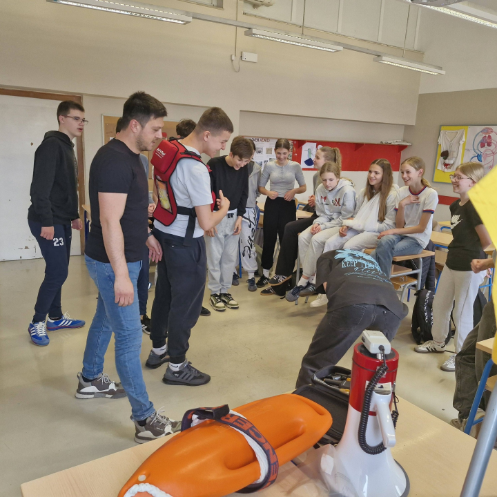 Sedmaši iz OŠ Vodice sudjelovali u edukaciji o postupcima prve pomoći