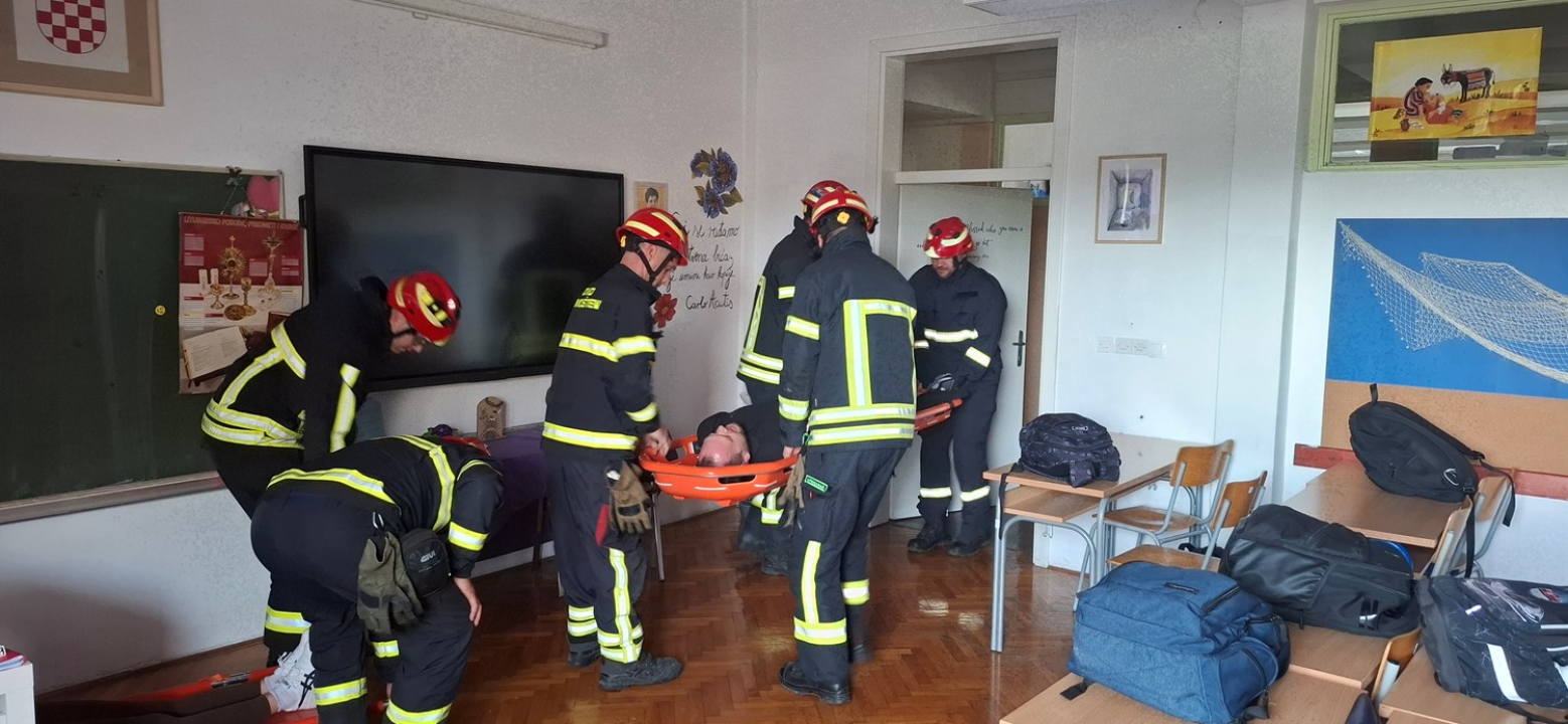 Vatrogasci uspješno evakuirali učenike i djelatnike OŠ Primošten