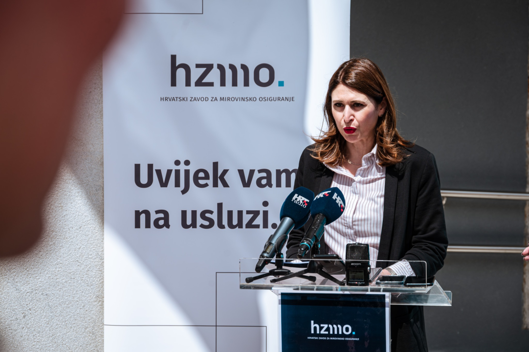 FOTO Burić i Rakić zadovoljni obnovljenom zgradom 'mirovinskog'. A građani? – 'Najviše se veselim liftu!'