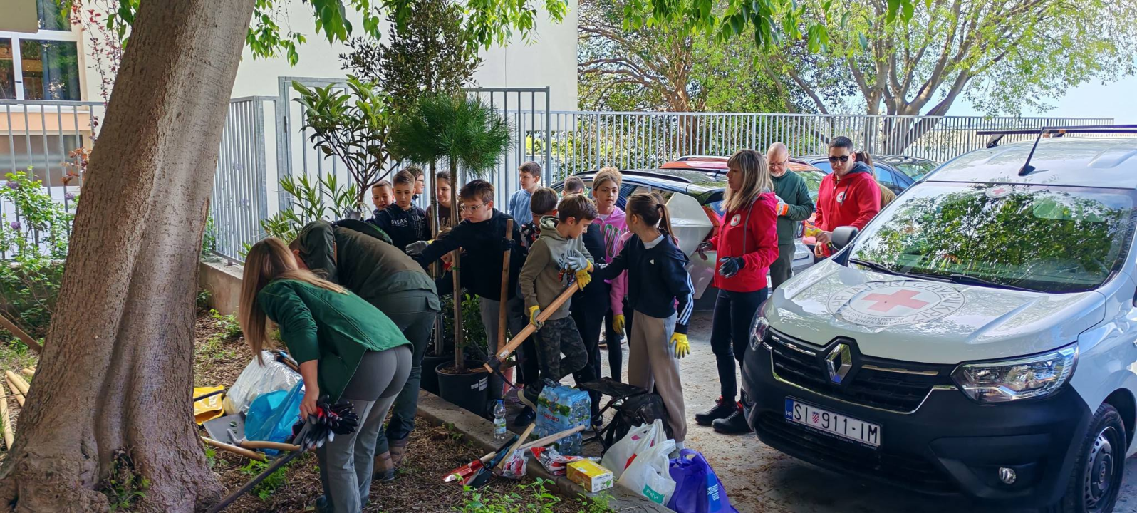 Učenici OŠ Jurja Šižgorića u školskom dvorištu sadili biljke