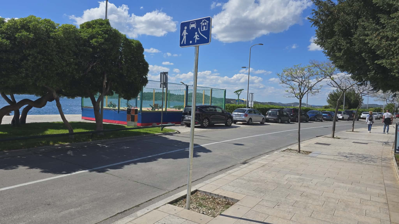 Kad grad ‘posadi’ znakove: Šibenska riva bez hlada, ali puna apsurda ‘Tko je ovo odobrio?’