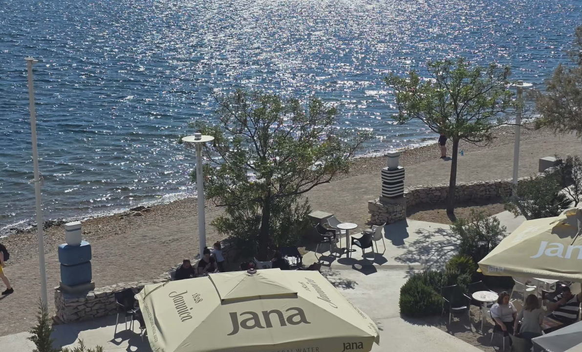 Sunce izmamilo Šibenčane na plaže: Sezona sunčanja otvorena, rijetki ušli u more