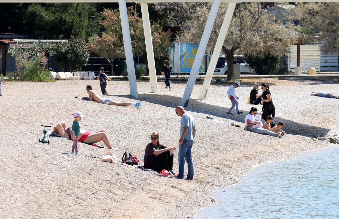 Sunce izmamilo Šibenčane na plaže: Sezona sunčanja otvorena, rijetki ušli u more