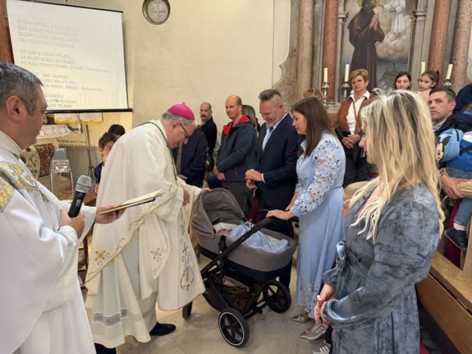 Biskup Rogić u crkvi Našašća svetog Križa krstio peto dijete obitelji Lipić