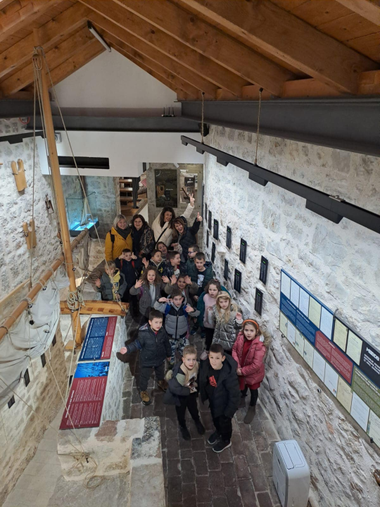 Mali istraživači iz šibenskih vrtića posjetili betinski muzej 