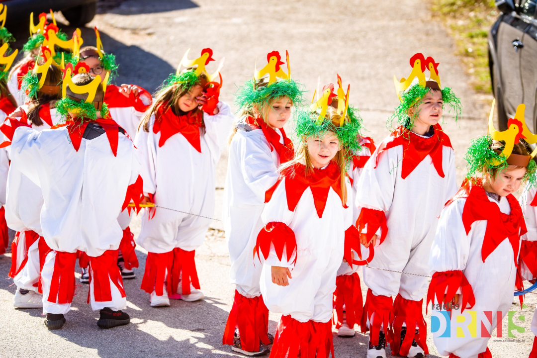 Šarenilo dječje maškarane povorke preplavilo Drniš