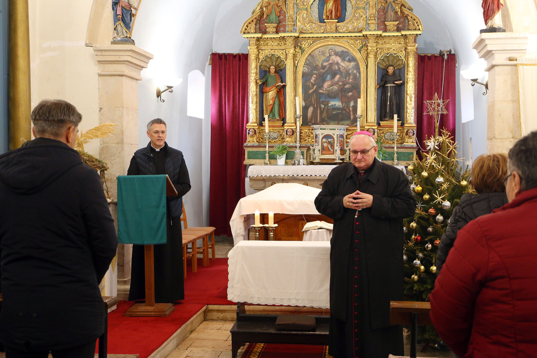 Šibenski biskup Tomislav Rogić u sklopu pastirskog pohoda posjetio župe Jadrtovac i Vrpolje