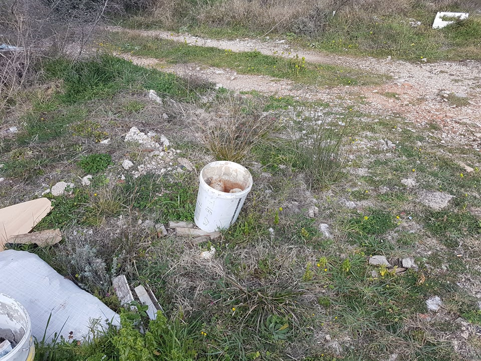 Manje cvijeća, previše smeća, pogotovo građevinskog otpada: Sve to krasi put prema šetnici u kanalu!