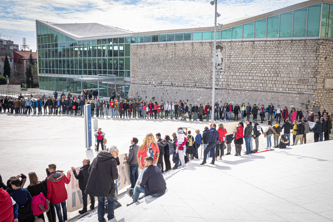 Nekoliko stotina ljudi na prosvjedu u Šibeniku: 'Skinite maske, došlo je vrime!'