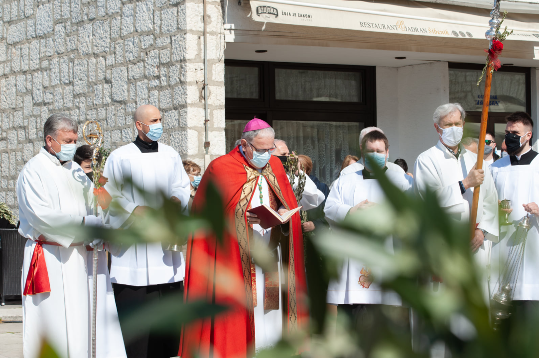 Procesijom, misom i blagoslovom maslinovih grančica Šibenčani proslavili Cvjetnicu   
