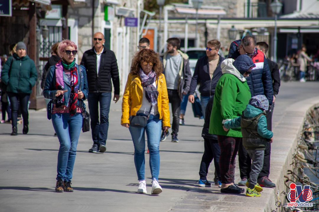 Uskrs u Vodicama: Lijepo vrijeme izmamilo ljude u đir po rivi i druženje uz kavu
