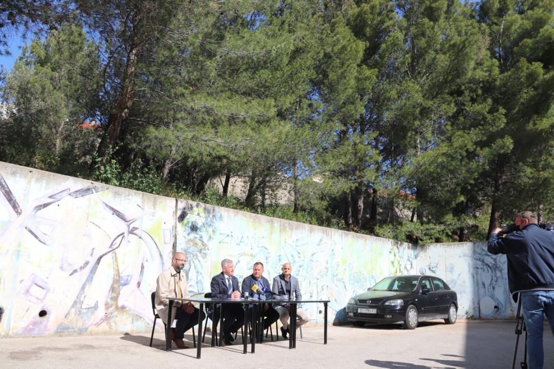 Potpisan ugovor na Vidicima: Konačno došlo na red probijanje slijepe ulice kod osnovne škole