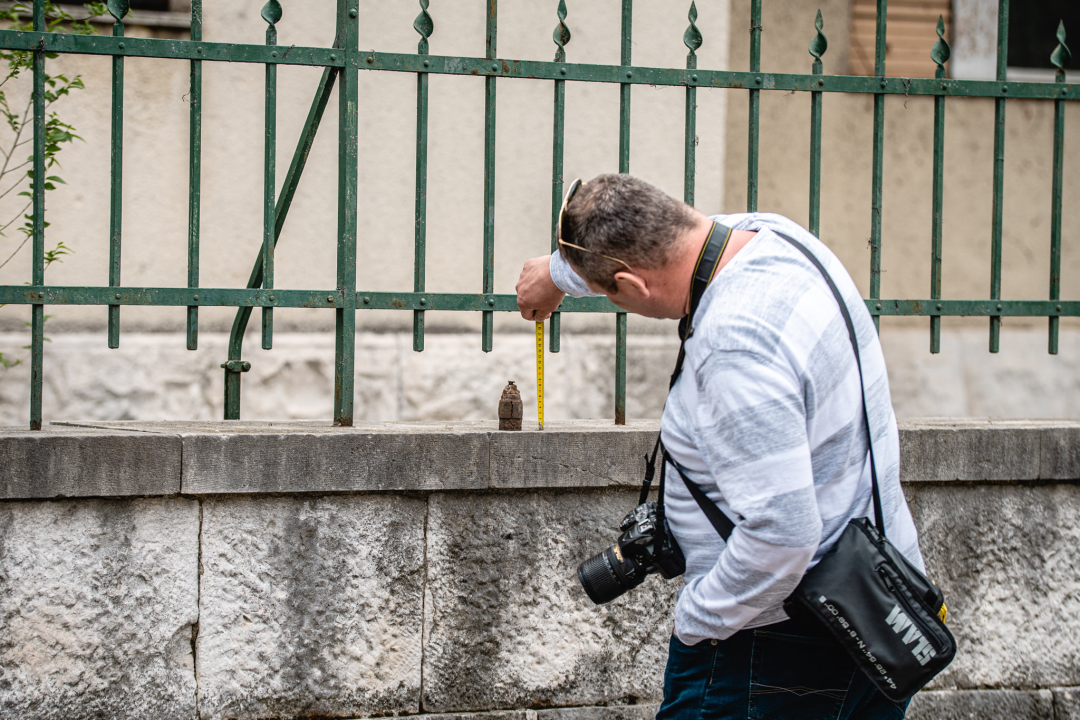 Policija potvrdila da je naprava ostavljena na zidu kod središta SDP-a 'zvončić': Pirotehničari ga deaktivirali bez posljedica