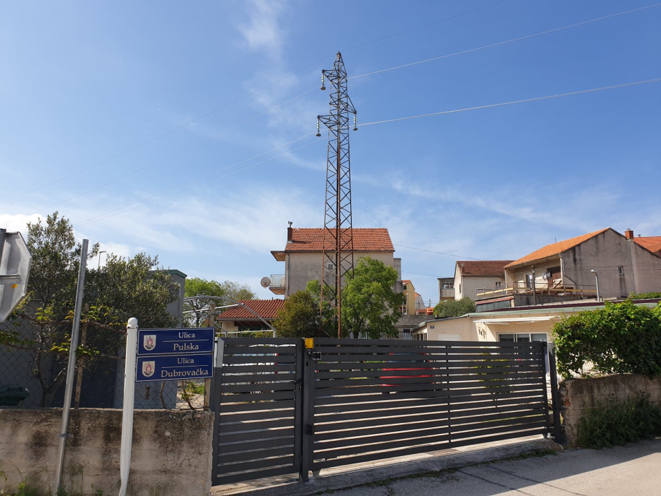 Zahrđali dalekovod koji prolazi kroz Rokiće godinama nije u funkciji, HEP: 'Uklanjanje u planu dogodine'   