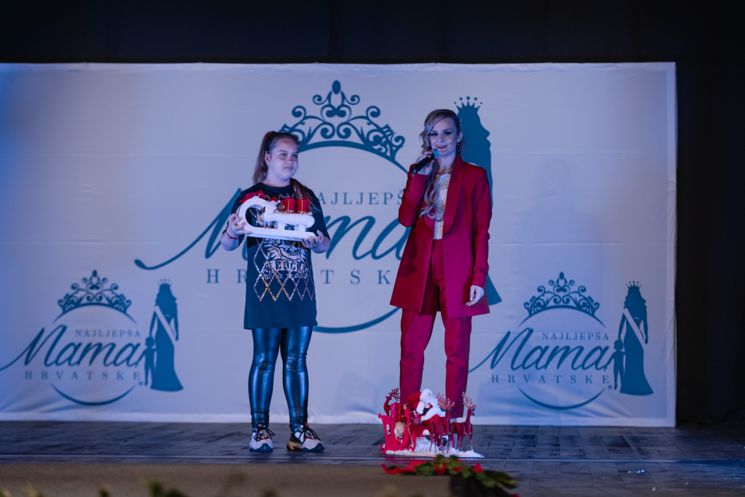 U šibenskom kazalištu održan izbor za najljepšu mamu: Vedrana Halinčić Bakšić i Ljubica Bulić ponijele lente