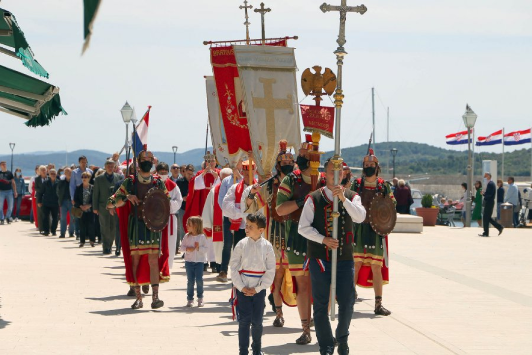 Našašće svetog Križa proslavljeno svetom misom i procesijom kroz Vodice