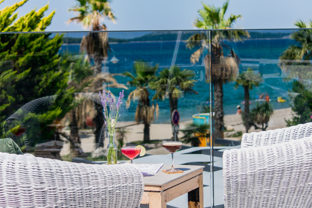 Priuštite si prekrasne trenutke na prozračnoj terasi Pomalo Bistro &amp; Bara u Žaboriću! 