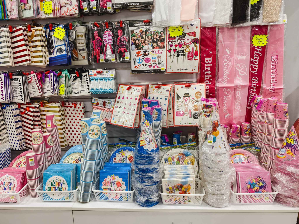 Iznenadite svoje bližnje personaliziranim poklonima i dekoracijama iz Smile T-shirt &amp; party storea! 