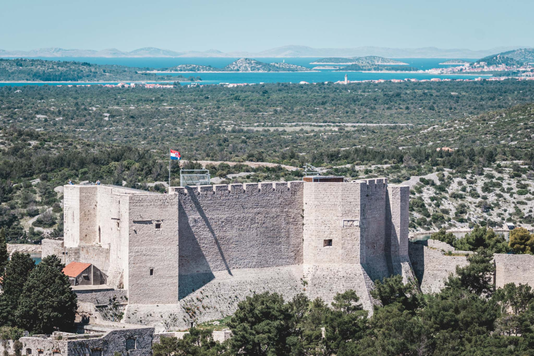 Uz sunce i besplatan ulaz brojni Šibenčani uživali na kavi na tvrđavi Barone