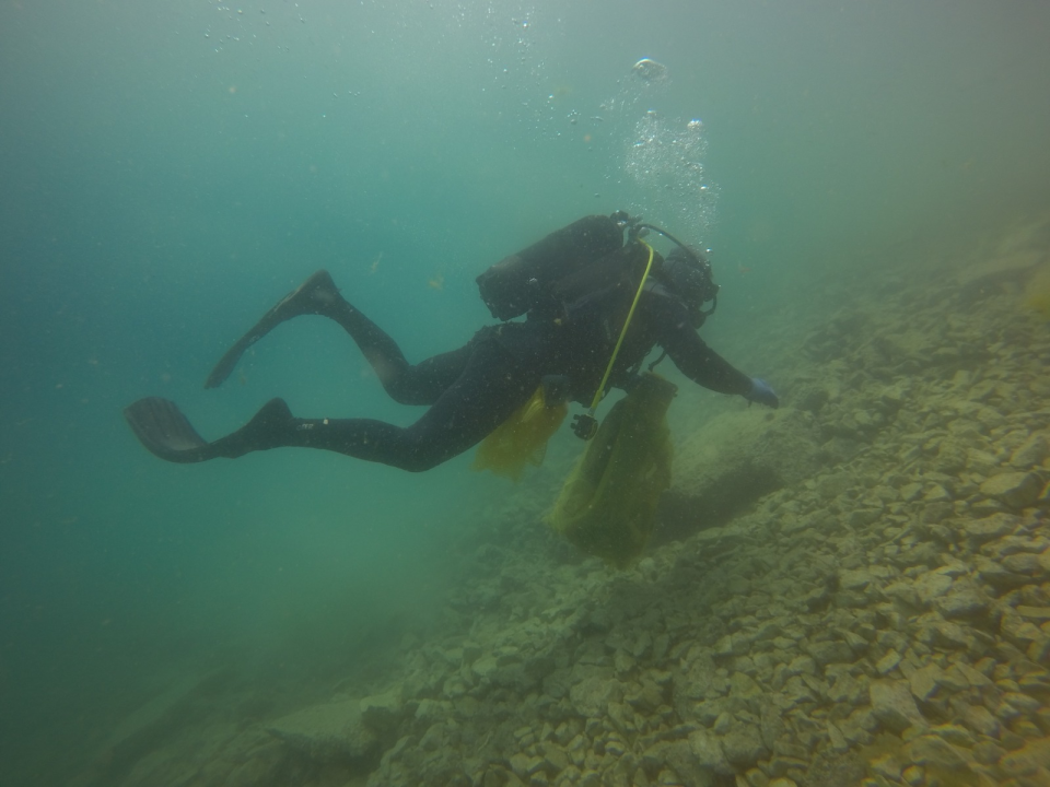 Ronioci objavili što su sve zatekli pod morem na Marinskoj: Gume, gume, gume... i jedan krov!