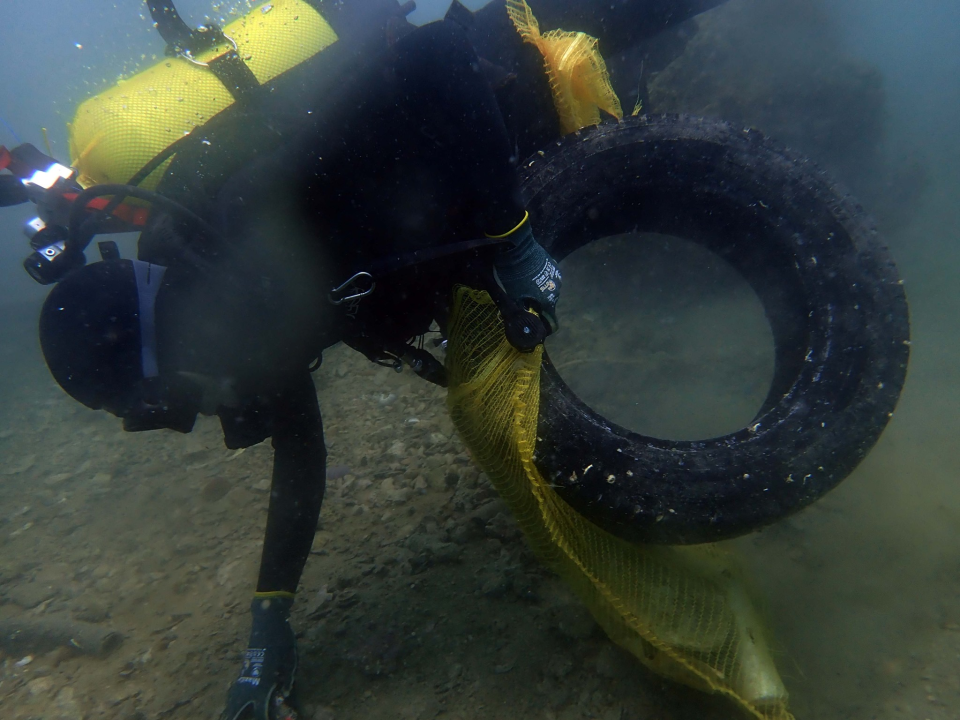 Ronioci objavili što su sve zatekli pod morem na Marinskoj: Gume, gume, gume... i jedan krov!