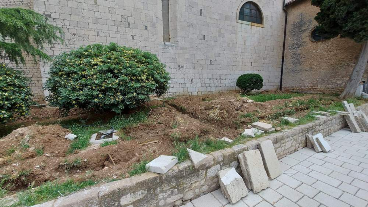 Kosti pronađene na travnjaku kod sv. Frane samo će opet zatrpati: 'Pronađene su na svega 30 centimetara dubine'  