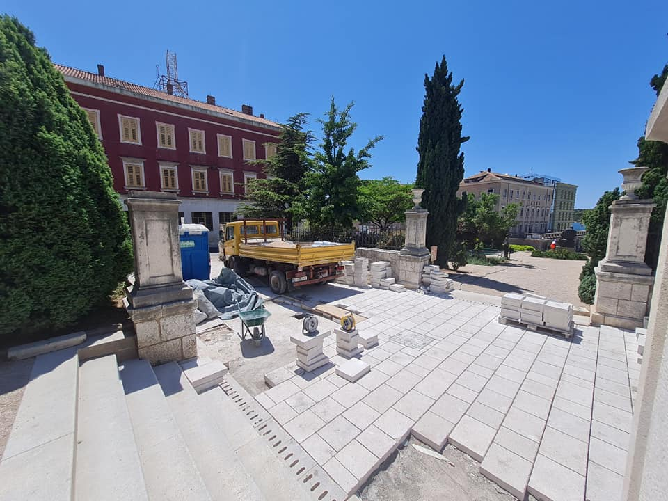 Radovi kod parka i sv. Frane primiču se kraju: Postavljene nove kamene ploče, ostalo je još malo posla