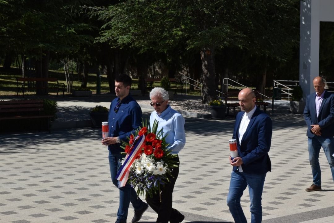 Uoči Dana državnosti na Kvanju položeni vijenci i svijeće za poginule branitelje 